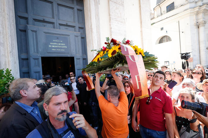 Folla In Attesa Dei Funerali Di Michela Murgia - Babelezon.com